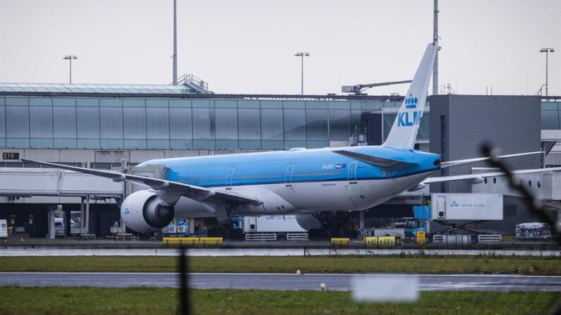 Más del 90 % de los 61 pasajeros que dieron positivo el pasado viernes al aterrizar en Ámsterdam en dos vuelos procedentes de Sudáfrica estaban vacunados de la covid-19, aseguraron este jueves las autoridades sanitarias neerlandesas. EFE/EPA/Sem Van Der Wal