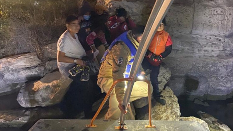 Fotografía cedida por el Instituto Nacional de Migración(INM) que muestra el rescate de cinco migrantes hondureños en las orillas del Río Bravo en puente fronterizo en Piedras Negras (Coahuila, México). EFE/INM