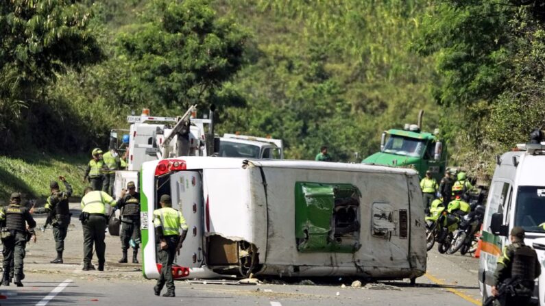 En una foto de archivo, policías inspeccionan la escena de un accidente de autobús en una carretera entre las ciudades de Buenaventura y Cali, departamento del Valle del Cauca, Colombia, el 9 de diciembre de 2018. (STR/AFP vía Getty Images)