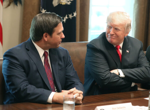 El gobernador electo de Florida, Ron DeSantis, se sienta junto al presidente Donald Trump durante una reunión con los gobernadores electos en la Sala del Gabinete de la Casa Blanca, el 13 de diciembre de 2018. (Mark Wilson/Getty Images)
