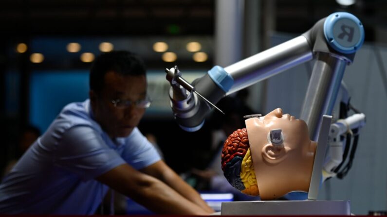 Un brazo robótico para cirugía cerebral se ve en la Conferencia Mundial de Robots 2019 en Beijing el 20 de agosto de 2019. (Wang Zhao/AFP vía Getty Images)