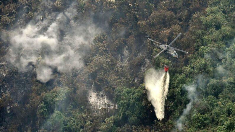 En una foto de archivo, un helicóptero de la Fuerza Aérea Colombiana ayuda a combatir un incendio el 13 de septiembre de 2019 en Cali, Colombia, al norte de la cuenca del Amazonas. (Luis Robayo/AFP vía Getty Images)