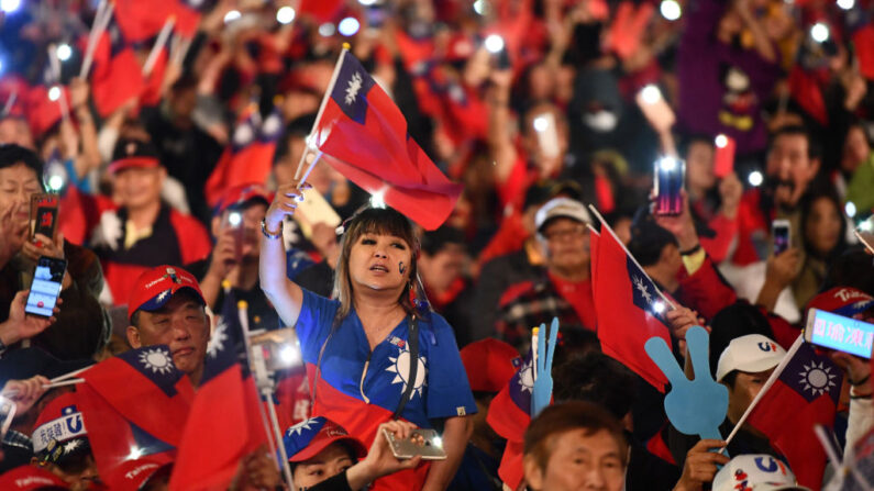 Simpatizantes agitan banderas de Taiwán durante un mitin de campaña de Han Kuo-yu, el candidato presidencial por el partido Kuomintang, antes de las elecciones presidenciales del sábado, el 9 de enero de 2020 en Taipéi, Taiwán. (Carl Court/Getty Images)