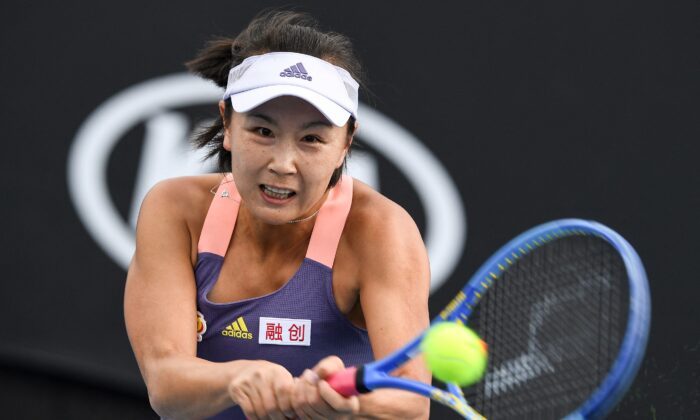 La china Peng Shuai regresa contra la japonesa Nao Hibino durante su partido individual femenino en el segundo día del torneo de tenis del Abierto de Australia en Melbourne el 21 de enero de 2020. (Greg Wood/AFP a través de Getty Images)