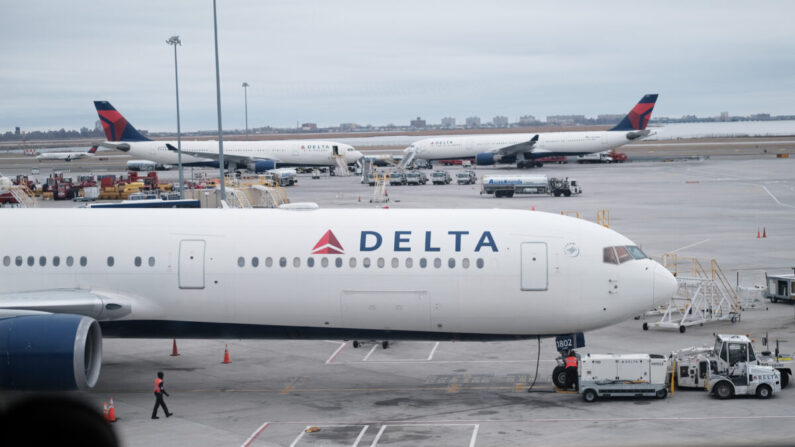 Los aviones de Delta se encuentran en la pista del aeropuerto John F. Kennedy (JFK) en la ciudad de Nueva York el 31 de enero de 2020. (Spencer Platt/Getty Images)