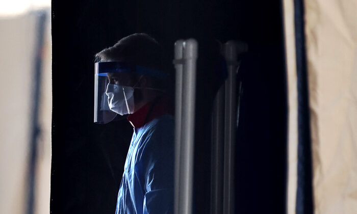 Profesionales de la salud se preparan para evaluar a las personas para detectar el coronavirus en un sitio de prueba en Landover, Maryland, el 30 de marzo de 2020. (Chip Somodevilla/Getty Images)

