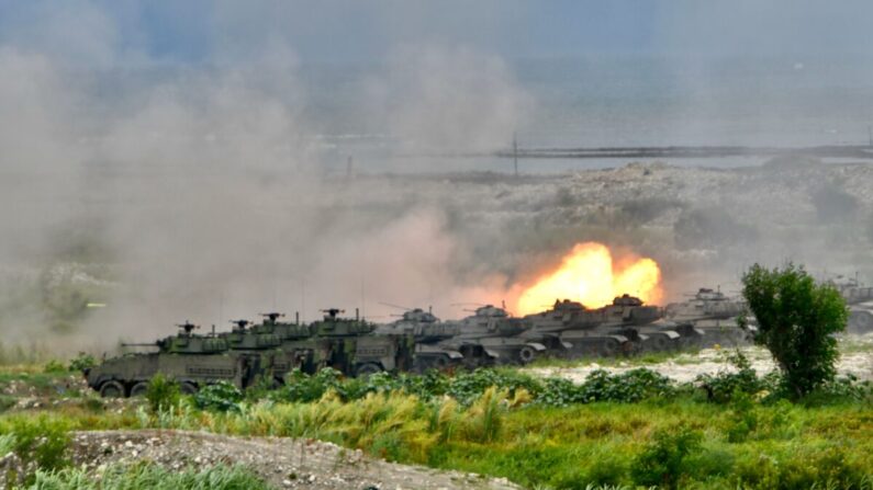 Tanques M60A3 de fabricación estadounidense disparan artillería durante los ejercicios militares anuales Han Kuang en Taichung, Taiwán, el 16 de julio de 2020. (SAM YEH/AFP vía Getty Images)