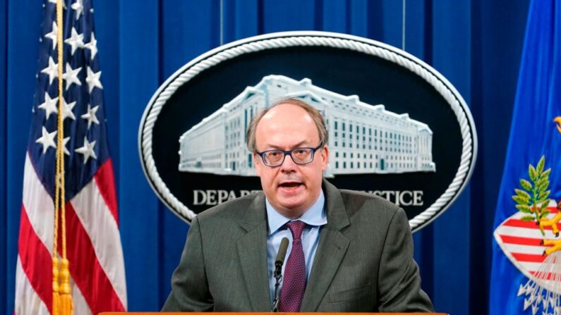 Jeff Clark, entonces fiscal general adjunto de la División de Medio Ambiente y Recursos Naturales, habla durante una conferencia de prensa en el Departamento de Justicia en Washington, el 14 de septiembre de 2020. (Susan Walsh / POOL / AFP vía Getty Images)