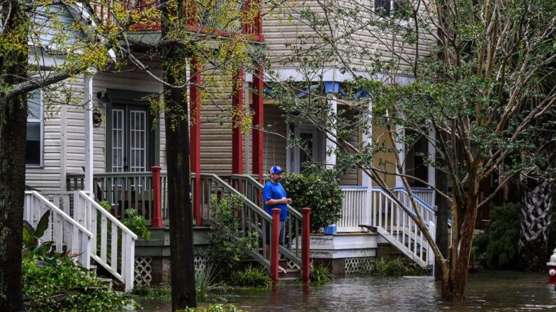 Un hombre, de pie fuera de su casa, observa una calle inundada por el huracán Sally en Pensacola, Florida, el 16 de septiembre de 2020. (CHANDAN KHANNA/AFP vía Getty Images)