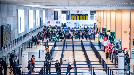 Controladores aéreos de Perú se declaran en huelga de 72 horas en Navidad