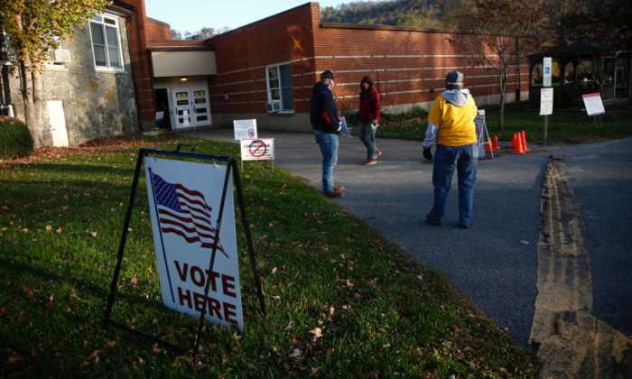 Un votante se dirige a un lugar de votación para emitir su voto temprano en la Escuela Valle Crucis, el 3 de noviembre de 2020 en Sugar Grove, Carolina del Norte. (Brian Blanco/Getty Images)