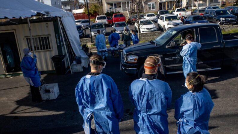 Empleados de la salud administran pruebas gratuitas de COVID-19 a personas en sus automóviles en el estacionamiento del Centro de Salud y Bienestar Familiar Columbus West en Columbus, Ohio, el 19 de noviembre de 2020. (Stephen Zenner/AFP a través de Getty Images)