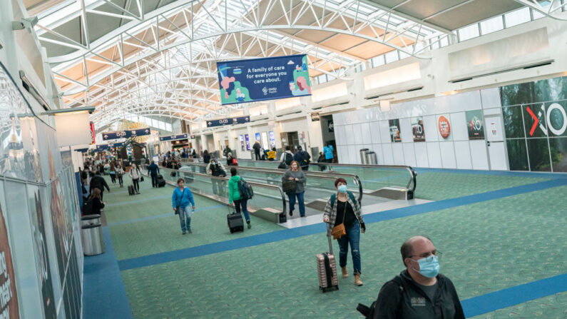 Viajeros caminan por el Aeropuerto Internacional de Portland el 25 de noviembre de 2020 en Portland, Oregón. (Nathan Howard/Getty Images)
