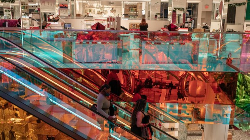 Compradores navideños hacen un viaje de último minuto a los grandes almacenes en Midtown, Manhattan, el 24 de diciembre de 2020, en la ciudad de Nueva York. (Scott Heins/Getty Images)