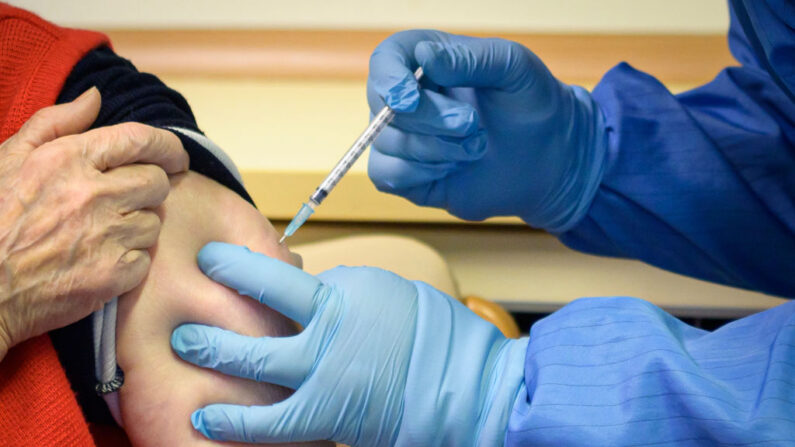 Un trabajador médico administra una dosis de la vacuna contra covid-19 de Pfizer-BioNTech a una persona en Liubliana, Eslovenia, el 27 de diciembre de 2020. (Jure Makovec/AFP vía Getty Images)