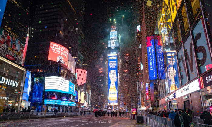 La bola de Nochevieja cae en un Times Square casi vacío, en la ciudad de Nueva York, el 1 de enero de 2021. (David Dee Delgado/Getty Images)