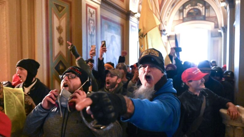 Personas protestan dentro del Capitolio en Washington el 6 de enero de 2021. (Roberto Schmidt/AFP vía Getty Images)