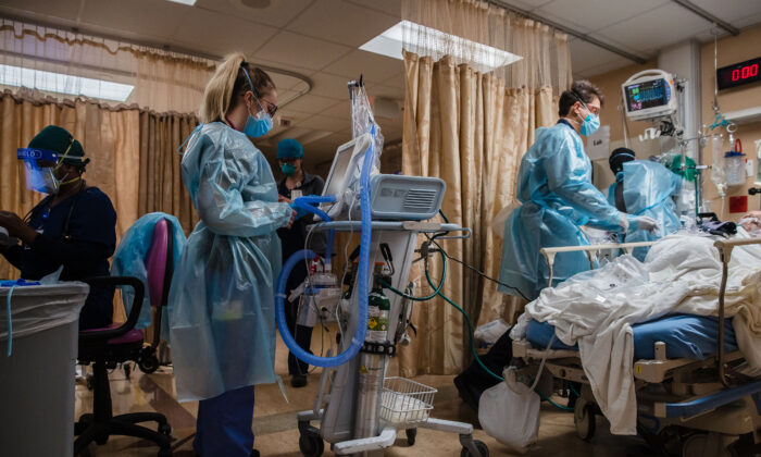 Trabajadores de la salud en una reciente foto de archivo (Ariana Dreshler/AFP vía Getty Images)