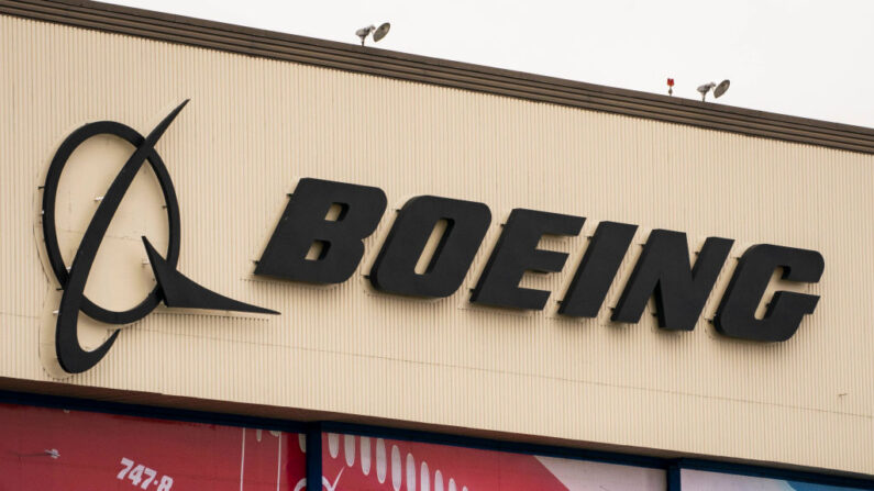 Un letrero en el exterior de la planta de producción de aviones de Boeing se ve el 22 de febrero de 2021 en Everett, Washington. (David Ryder/Getty Images)