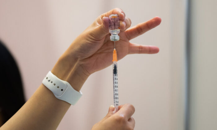 Una enfermera llena una jeringa con una dosis de la vacuna Sinovac contra COVID-19 en un centro de vacunación comunitario, en Hong Kong, el 26 de febrero de 2021. (Billy H.C. Kwok/Getty Images)