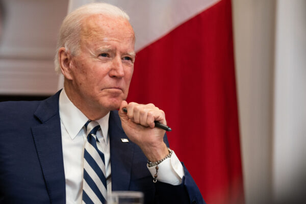 El presidente Joe Biden observa durante una reunión virtual en la Casa Blanca, el 1 de marzo de 2021. (Anna Moneymaker-Pool/Getty Images)
