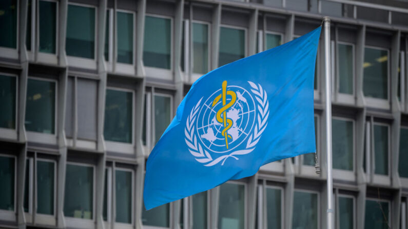 La bandera de la Organización Mundial de la Salud (OMS) en su sede en Ginebra el 5 de marzo de 2021. (Fabrice Coffrini/AFP vía Getty Images)