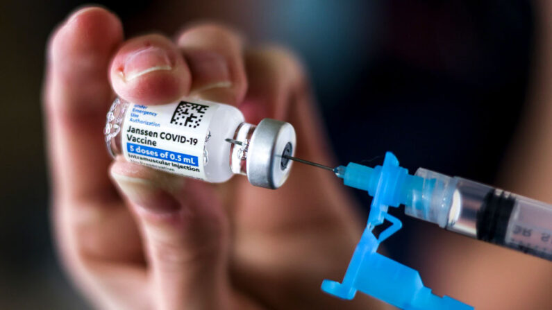 Un frasco de la vacuna COVID-19 de Johnson & Johnson, el 6 de marzo de 2021 en Thornton, Colorado (EE.UU.). (Michael Ciaglo/Getty Images)