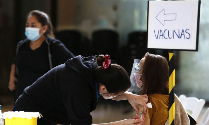 Una sanitaria vacuna a una ciudadana mayor de 60 años con la vacuna Sinovac el 19 de marzo de 2021 en Santiago, Chile. (Marcelo Hernández/Getty Images)