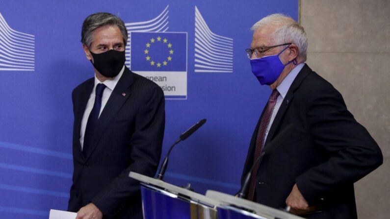 El secretario de Estado de Estados Unidos, Antony Blinken (izquierda), y el alto representante de la Unión Europea para Asuntos Exteriores, Josep Borrell, llegan para dar una rueda de prensa antes de su reunión en la sede de la UE en Bruselas, el 24 de marzo de 2021. (Olivier Hoslet/Pool/AFP vía Getty Images)