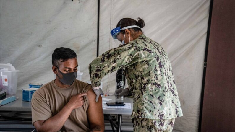 Un miembro del ejército estadounidense recibe la vacuna anti-COVID de Moderna en el Campamento Foster, en Ginowan, Japón, el 28 de abril de 2021. (Carl Court/Getty Images)