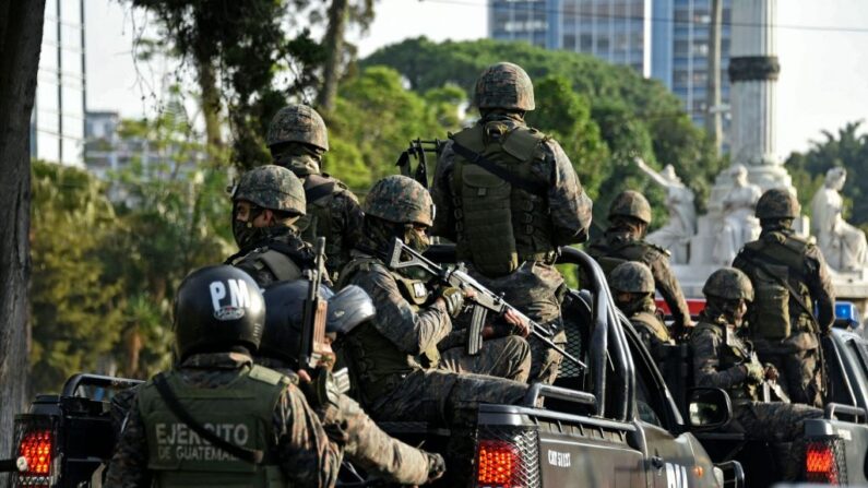 Soldados guatemaltecos patrullan las calles en Ciudad de Guatemala (Guatemala), el 7 de junio de 2021. (Orlando Estrada/AFP vía Getty Images)