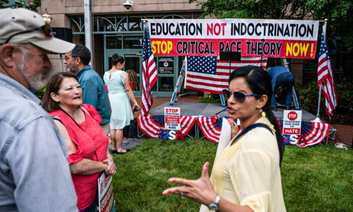 Manifestación contra la "teoría crítica de la raza" que se enseña en las escuelas de Estados Unidos, en el centro de gobierno del condado de Loudoun en Leesburg, Virginia, el 12 de junio de 2021. (Andrew Caballero-Reynolds/AFP vía Getty Images)
