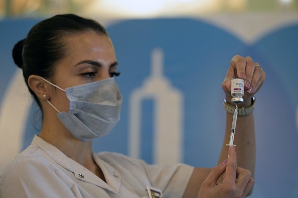Un miembro de las Fuerzas Armadas prepara una dosis para vacunar a sus compañeros contra el nuevo coronavirus COVID-19 con la vacuna de AstraZeneca/Oxford obtenida a través del plan Covax, en el Centro Cultural CCK de Buenos Aires, el 15 de junio de 2021. (JUAN MABROMATA/AFP vía  Getty Images)