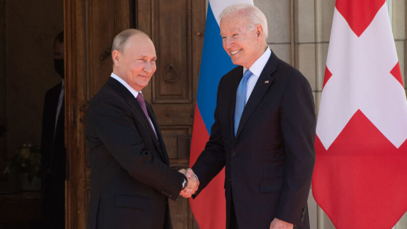El presidente de Estados Unidos, Joe Biden (D), y el presidente ruso, Vladimir Putin, se dan la mano a su llegada a una cumbre entre Estados Unidos y Rusia en Villa La Grange, en Ginebra, el 16 de junio de 2021. (SAUL LOEB/POOL/AFP vía Getty Images)