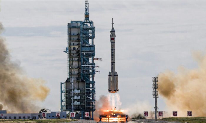 El cohete Long March-2F despega con tres astronautas chinos en el Centro de Lanzamiento de Satélites de Jiuquan, en Jiuquan, provincia de Gansu, China, el 17 de junio de 2021. (Kevin Frayer/Getty Images)

