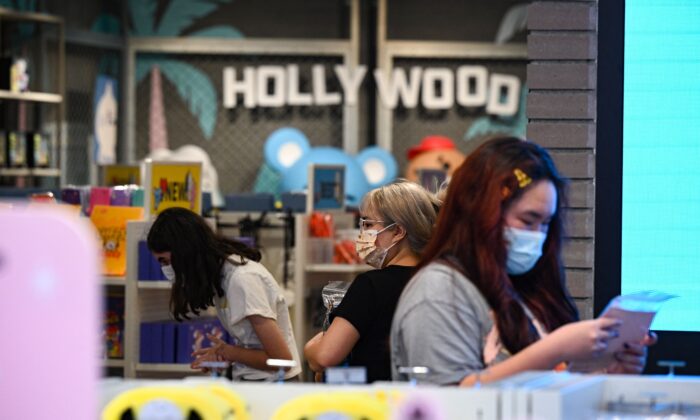 Varias personas compran en una tienda en Hollywood (California) el 19 de julio de 2021. (Robyn Beck/AFP vía Getty Images)