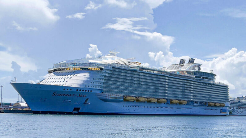 El crucero de Royal Caribbean, Symphony of the Seas, se ve amarrado en el Puerto de Miami (Florida) el 1 de agosto de 2021. (Daniel Slim/AFP vía Getty Images)