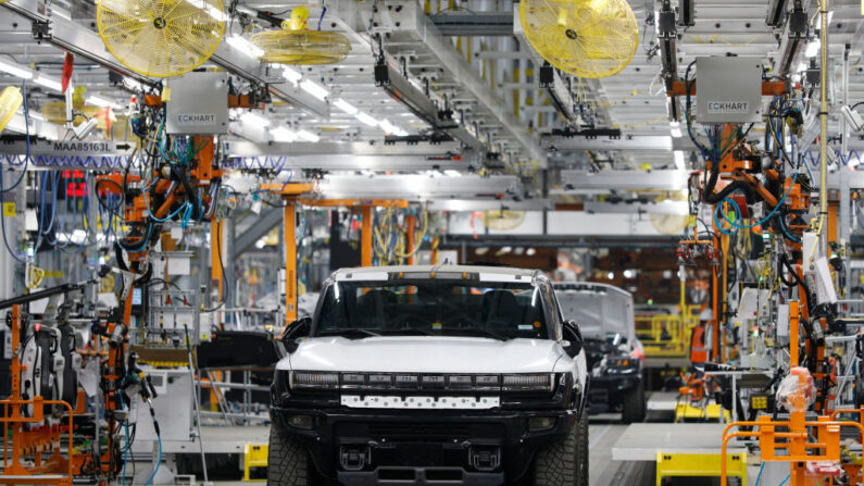 Una camioneta GMC Hummer EV se muestra en la fábrica cero de General Motors el 5 de agosto de 2021 en Detroit, Michigan. (Bill Pugliano/Getty Images)