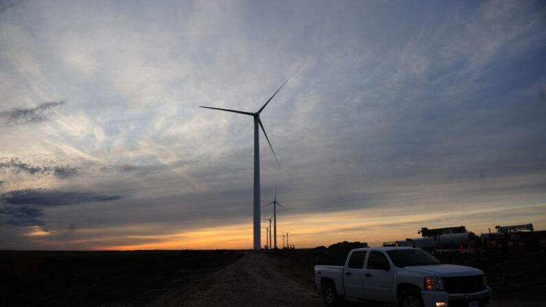 Turbinas eólicas el 1 de diciembre de 2009, en Greensburg, Kansas. (EMMANUEL DUNAND/AFP via Getty Images)