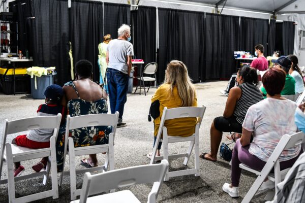 Pacientes esperan su tratamiento dentro de la Clínica Regeneron, en un sitio de tratamiento de anticuerpos monoclonales, en Pembroke Pines, Florida, el 19 de agosto de 2021. (CHANDAN KHANNA/AFP a través de Getty Images)

