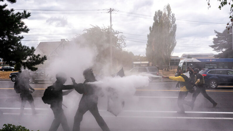 Miembros del grupo de derecha Proud Boys y otros se pelean con contramanifestantes de extrema izquierda el 22 de agosto de 2021 en Portland, Oregón. (Nathan Howard/Getty Images)