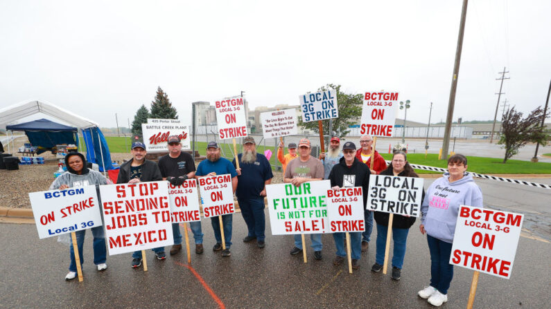 Trabajadores de la planta de cereales de Kellogg's que están en huelga se manifiestan frente a la compañía el 7 de octubre de 2021 en Battle Creek, Michigan. (Rey Del Rio/Getty Images)