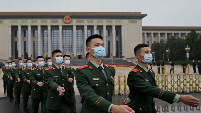 Delegados militares marchan tras la conmemoración del 110º aniversario de la Revolución Xinhai, que derrocó a la dinastía Qing y condujo a la fundación de la República de China, en el Gran Salón del Pueblo de Beijing el 9 de octubre de 2021. (Noel Celis/AFP vía Getty Images)