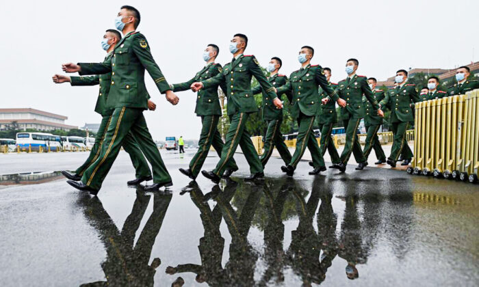 Delegados militares marchan en el Gran Salón del Pueblo, en Beijing, el 9 de octubre de 2021. (Noel Celis/AFP a través de Getty Images)