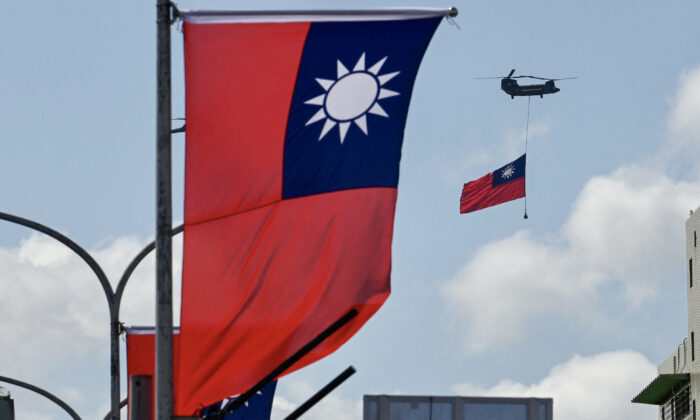 Un helicóptero CH-47 Chinook lleva una bandera de Taiwán durante las celebraciones del día nacional en Taipei, el 10 de octubre de 2021. (Sam Yeh/AFP a través de Getty Images)
