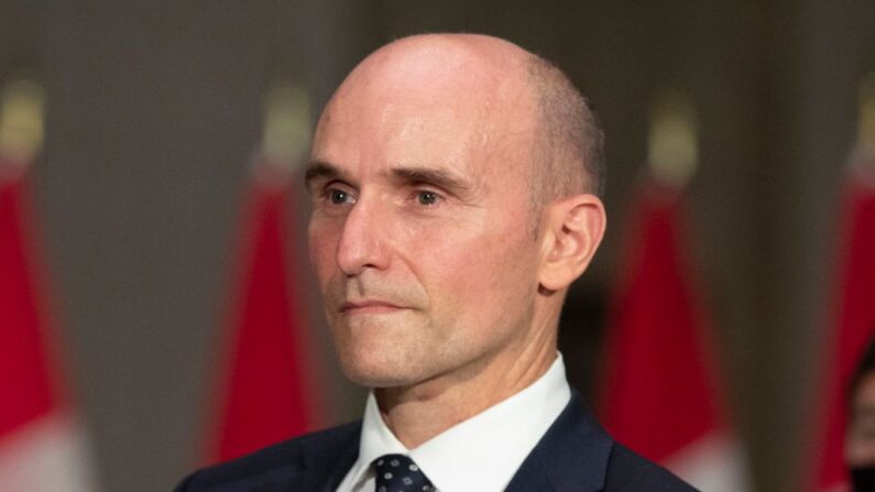 El ministro de Sanidad de Canadá, Jean-Yves Duclos, habla durante una rueda de prensa en Ottawa, Canadá, el 26 de octubre de 2021. (Lars Hagberg/AFP vía Getty Images)