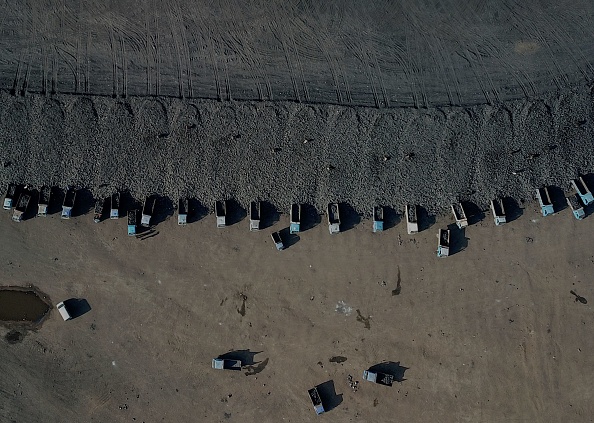 Esta vista aérea muestra la carga de carbón en camiones cerca de una mina de carbón en Datong, la provincia china del norte Shanxi, el 2 de noviembre de 2021. (Foto de NOEL CELIS/AFP a través de Getty Images)