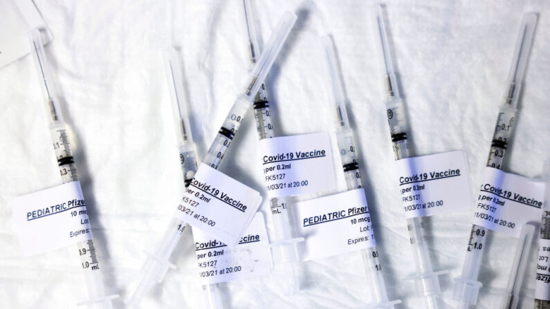 Dosis pediátricas de la vacuna COVID-19 de Pfizer-BioNTech en una mesa del National Jewish Health el 3 de noviembre de 2021 en Denver, Colorado. (Michael Ciaglo/Getty Images)
