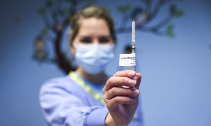 La enfermera, Emily Cole, muestra una dosis de la vacuna pediátrica anti-COVID en Denver, Colorado, el 3 de noviembre de 2021. (Michael Ciaglo/Getty Images)
