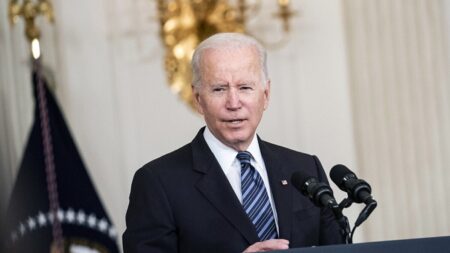 La pandemia en curso y el aumento de la inflación coronan un 2021 tumultuoso para Biden